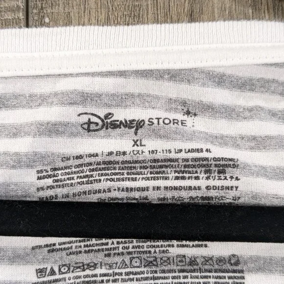 Disney Store T Shirt Top Womens XL Cruella Deville Graphic Short Sleeve V Neck - Picture 4 of 8